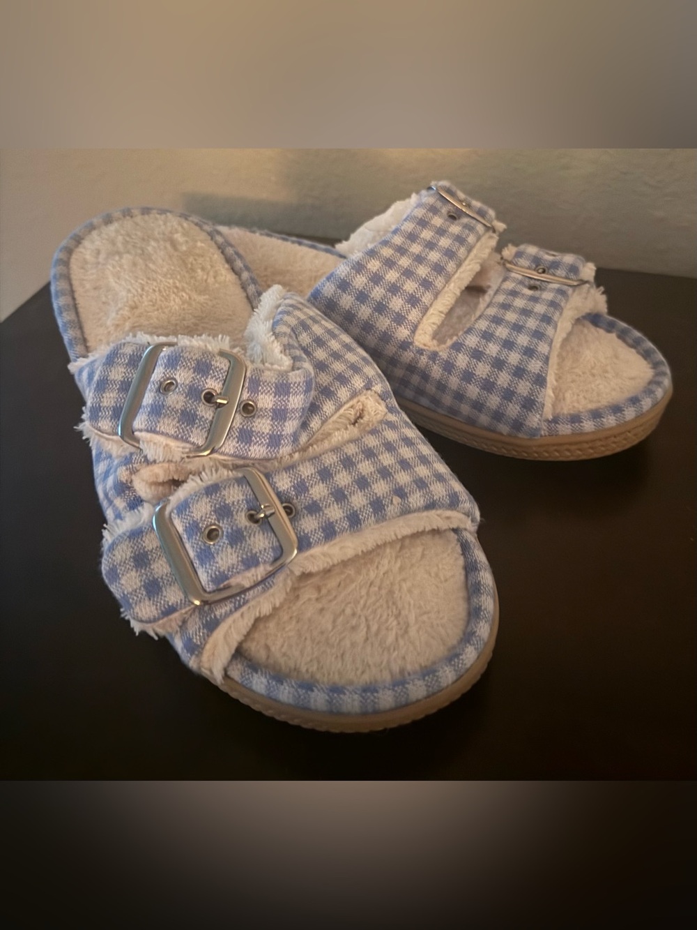 Isotoner Gingham Adjustable Double Buckle Sandal Slippers Size 8.5-9 New - Picture 2 of 4